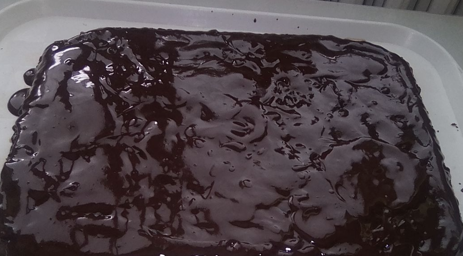 Smält-i-munnen WET Spoon Chocolate Cake: En sådan läcker och saftig kaka som vispas ihop på 5 minuter!