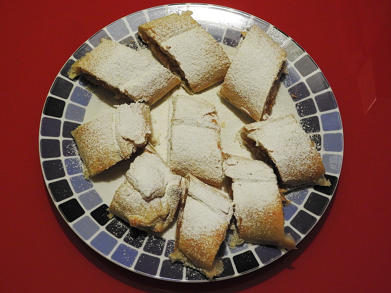 Omisskännlig muggstrudel från gräddfil: Ingen jäsning, snabbt tillagad och äts ännu snabbare!