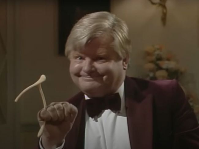 Den Brittiske Tv Komikern Benny Hill Föddes För 100 år Sedan Broodhuus