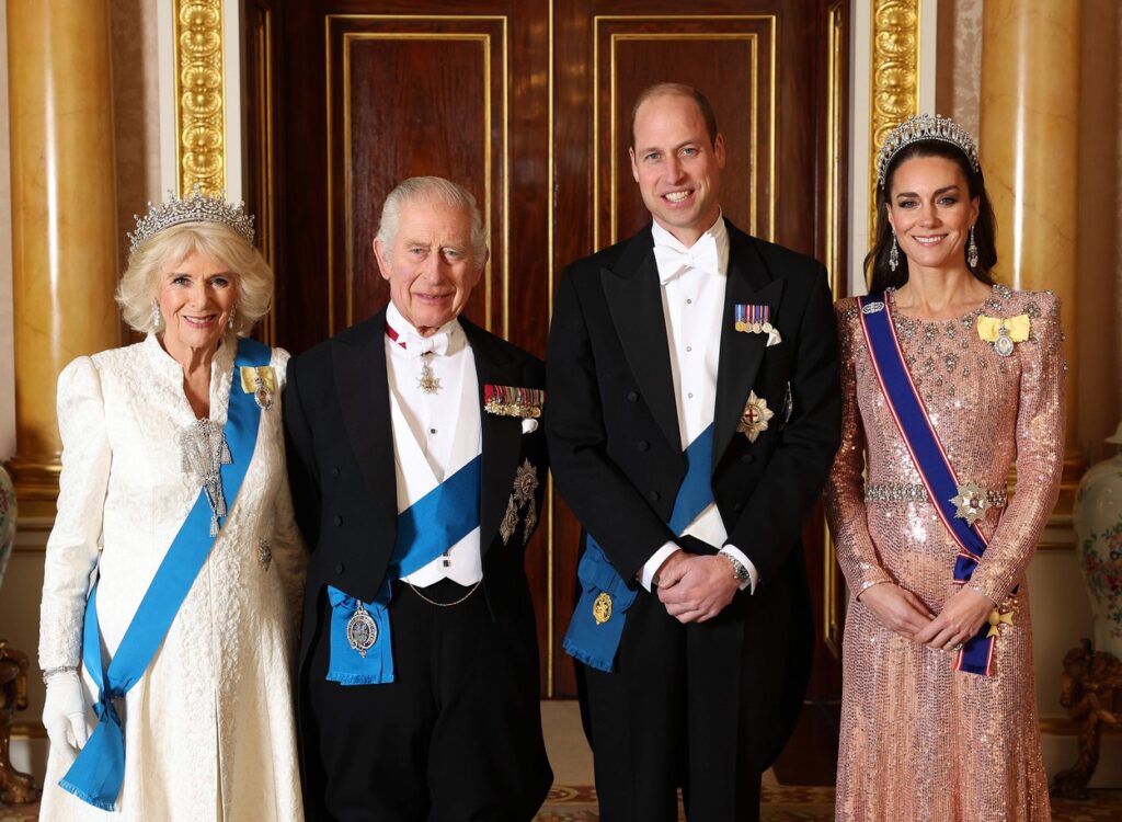 Drottning Camilla, kung Charles, prins William och Kate Middleton när de poserar tillsammans vid en kunglig bankett 2023